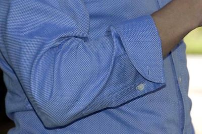 วิธีพับแขนเสื้อให้ดูดี Casual Forearm Roll 1